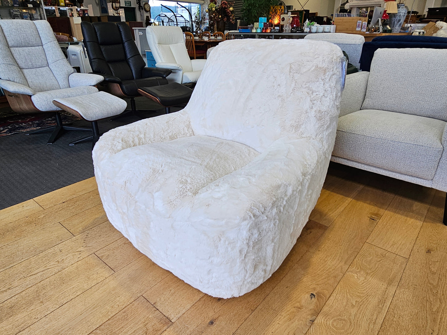 Dome Swivel Chair – Fabric