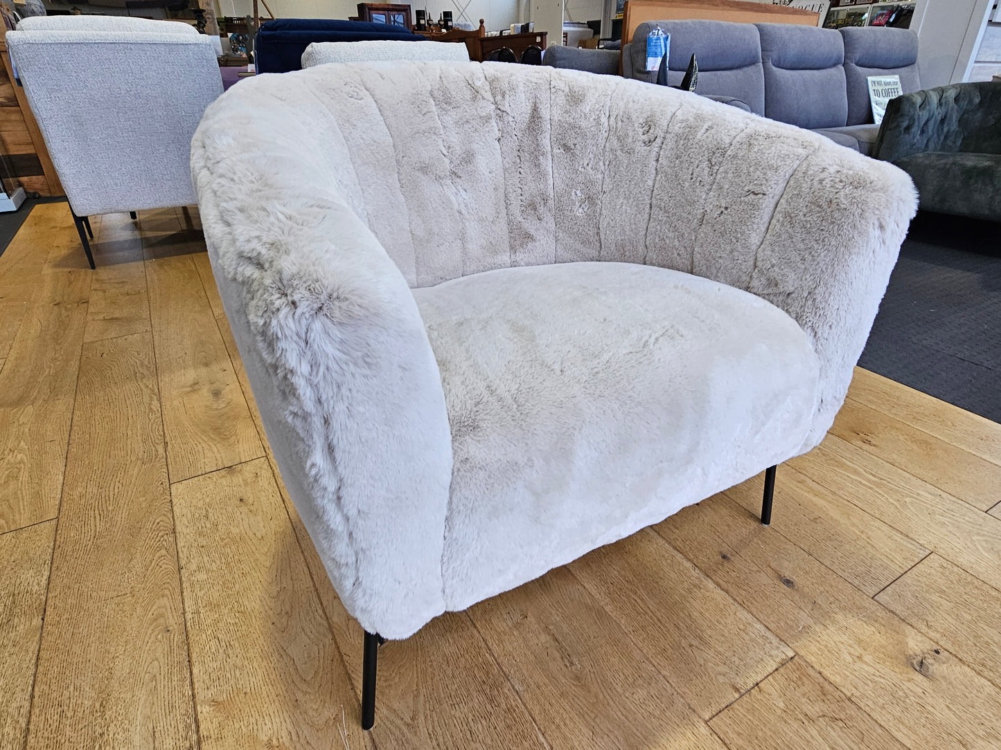 Asti Tub Chair – Plush Fabric